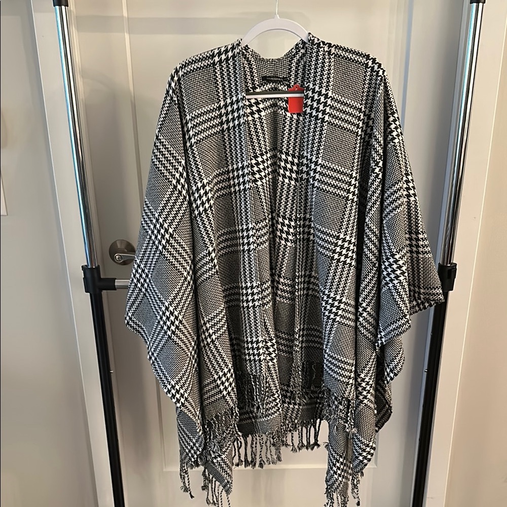 Banana Republic Black and White Houndstooth Plaid Poncho